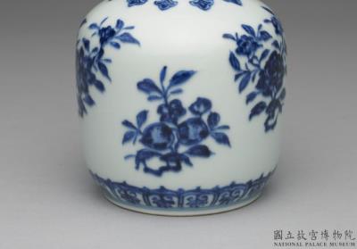 图片[2]-Lidded jar with chrysanthemums pattern in underglaze blue, Qing dynasty, Yongzheng reign (1723-1735)-China Archive